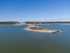 Na przekopie kładą asfalt