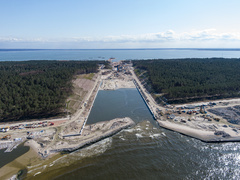 Na przekopie kładą asfalt