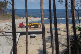 Na przekopie kładą asfalt