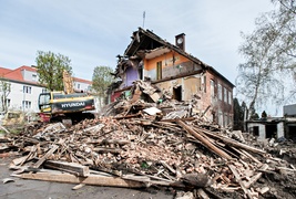 Trwa rozbiórka 120-letniego budynku