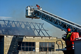 Pożar budynku gospodarczego, z ogniem walczyło blisko 30 strażaków