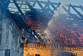 Pożar budynku gospodarczego, z ogniem walczyło blisko 30 strażaków