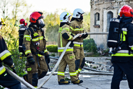 Pożar budynku gospodarczego, z ogniem walczyło blisko 30 strażaków
