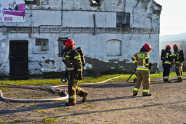 Pożar budynku gospodarczego, z ogniem walczyło blisko 30 strażaków