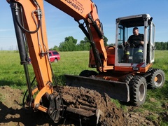 Byk wpadł do studni. Uratowali go strażacy