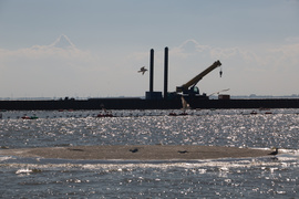 Prace kafarowe na sztucznej wyspie na finiszu