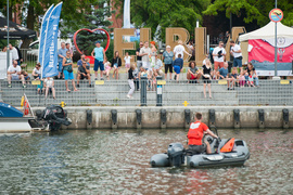 Na linie przez rzekę