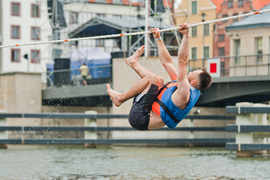 Na linie przez rzekę