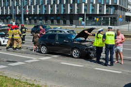 Kolizja 4 aut na czerwonym świetle