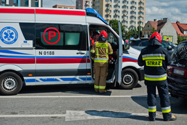 Kolizja 4 aut na czerwonym świetle