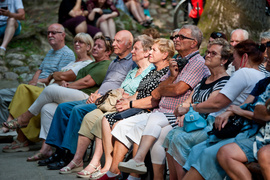 Profesor i studentka. Dwa światy na scenie przy stoliku