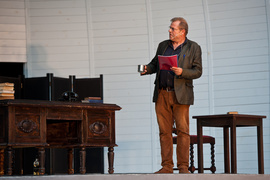 Profesor i studentka. Dwa światy na scenie przy stoliku