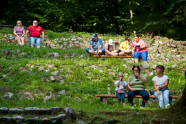 Profesor i studentka. Dwa światy na scenie przy stoliku