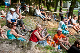 Profesor i studentka. Dwa światy na scenie przy stoliku