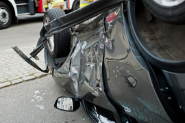 Zderzenie z dachowaniem na skrzyżowaniu Brzeska-Robotnicza