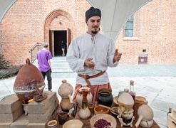 Z wina okowita, z ołowiu - złoto