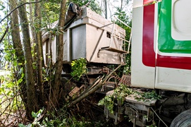 Ciężarówka przebiła bariery ochronne na trasie nr 22. Droga była nieprzejezdna
