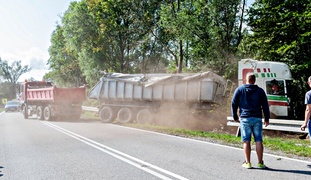 Ciężarówka przebiła bariery ochronne na trasie nr 22. Droga była nieprzejezdna
