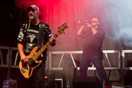 Piersi przegoniły deszcz