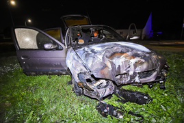 Po uderzeniu w lampę, auto stanęło w płomieniach. Kierowca uciekł