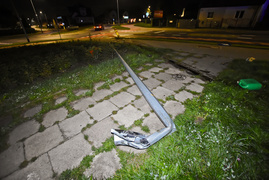 Po uderzeniu w lampę, auto stanęło w płomieniach. Kierowca uciekł