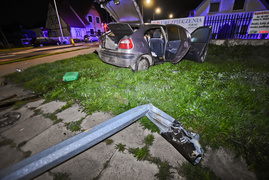 Po uderzeniu w lampę, auto stanęło w płomieniach. Kierowca uciekł