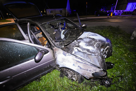 Po uderzeniu w lampę, auto stanęło w płomieniach. Kierowca uciekł