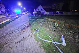 Po uderzeniu w lampę, auto stanęło w płomieniach. Kierowca uciekł