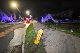 Po uderzeniu w lampę, auto stanęło w płomieniach. Kierowca uciekł