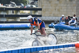 Rowerem po kładce i do wody