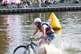 Rowerem po kładce i do wody