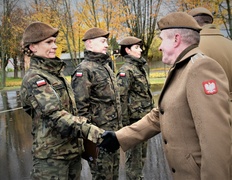 Kolejne szeregi terytorialsów po przysiędze