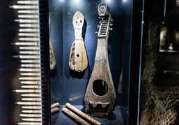 Tanio kupić, drogo sprzedać   (Z historią w tle) 