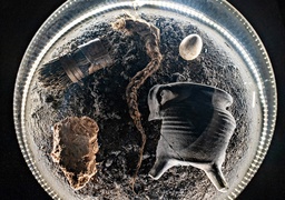 Tanio kupić, drogo sprzedać   (Z historią w tle) 