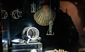 Tanio kupić, drogo sprzedać   (Z historią w tle) 