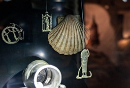 Tanio kupić, drogo sprzedać   (Z historią w tle) 