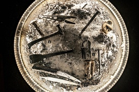 Tanio kupić, drogo sprzedać   (Z historią w tle) 