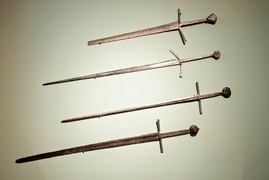 Tanio kupić, drogo sprzedać   (Z historią w tle) 