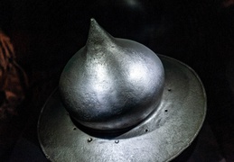 Tanio kupić, drogo sprzedać   (Z historią w tle) 