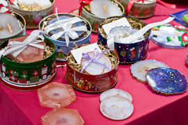 Bombka na choinkę i prezent pod drzewko