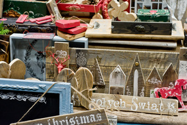 Bombka na choinkę i prezent pod drzewko