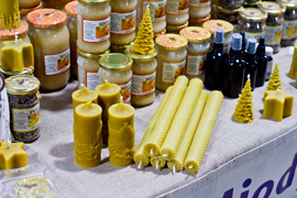 Bombka na choinkę i prezent pod drzewko