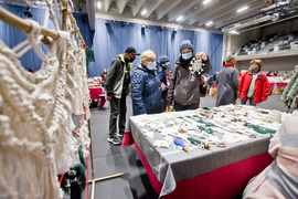 Bombka na choinkę i prezent pod drzewko