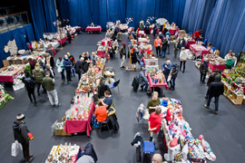 Bombka na choinkę i prezent pod drzewko