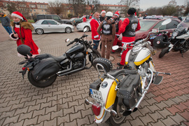 Czerwona kawalkada z prezentami