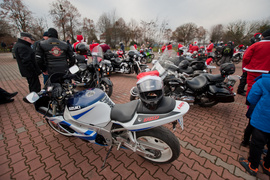 Czerwona kawalkada z prezentami