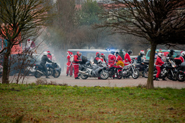 Czerwona kawalkada z prezentami