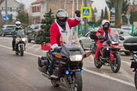 Czerwona kawalkada z prezentami