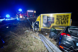 Osobówka na dachu, a auto dostawcze na boku