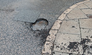 Dziurawe dywagacje drogowe (opinia)